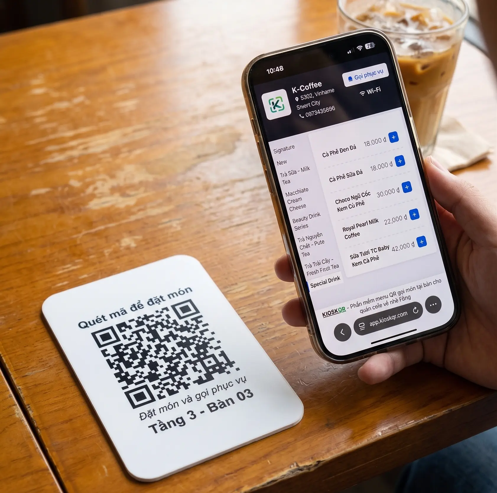 Khách quét mã QR tại bàn và gọi món bằng phần mềm KioskQR
