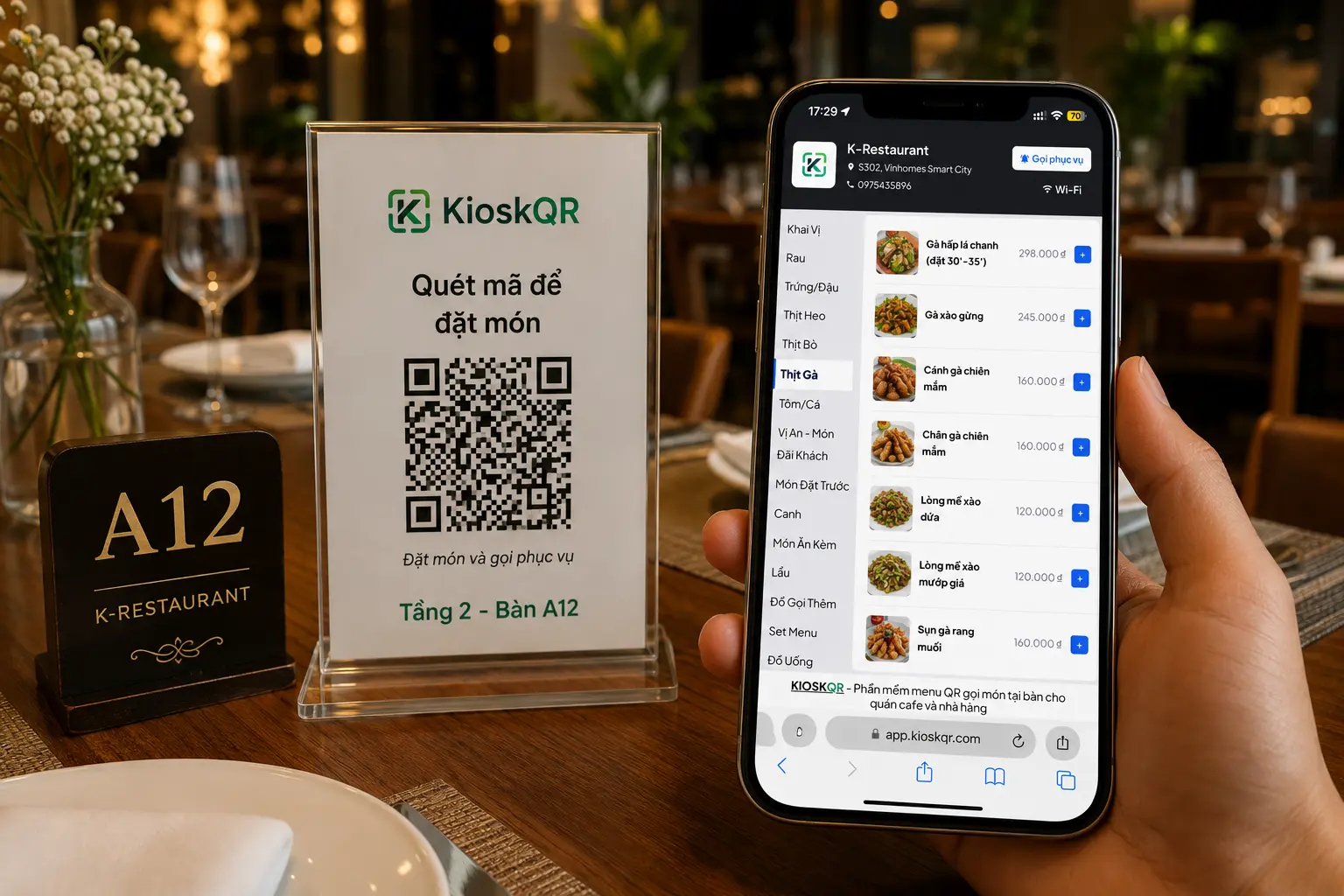 Khách quét mã QR để xem menu và gọi món tại bàn nhà hàng